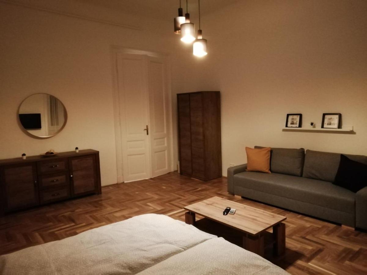 Appartamento Luxury New Cozy Flat At Dob Street Nearby Gozsdu Court Budapest Esterno foto
